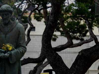 Infine sembra che il santo nel suo pellegrinare sia addirittura arrivato a Santo Spirito, il quartiere pi� a nord del centro. Qui, vicino al porto, si trova una piazzetta che porta il nome del santo e al centro della quale si erge una statua in bronzo raffigurante il frate